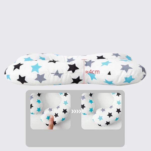 Travesseiro infantil ergonômico com estampa de estrelas azuis, pretas e cinzas, altura de 4cm.