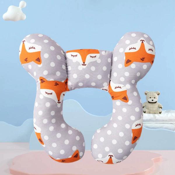 Travesseiro infantil de pescoço cinza com estampas de raposa e bolinhas brancas, fundo azul.