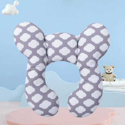 Almofada ergonômica infantil cinza com estampa de nuvens, ideal para apoio do pescoço, em quarto de bebê.