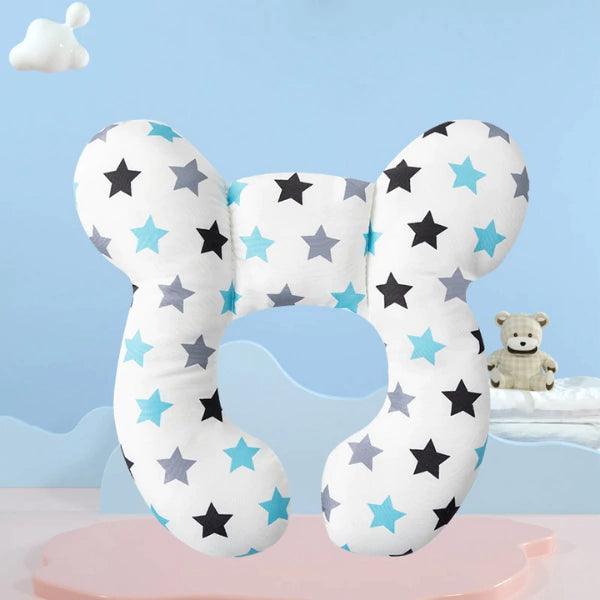 Almofada de apoio infantil branca com estrelas coloridas, fundo azul com ursinho de pelúcia.