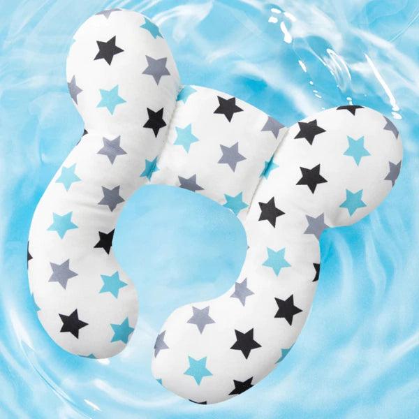 Almofada de banho para bebê com estampa de estrelas, flutuando na água azul.